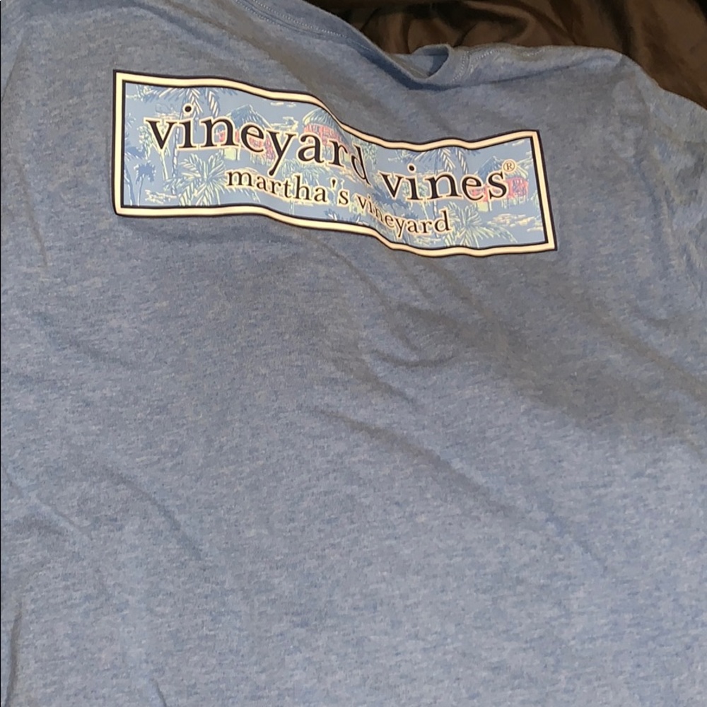 Vineyard vines t shirt